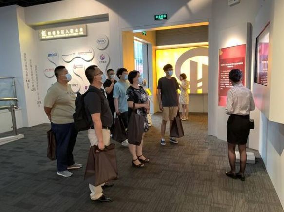 架起管委会与市民沟通的“彩虹桥”，虹桥商务区“政府开放周”圆满收官
