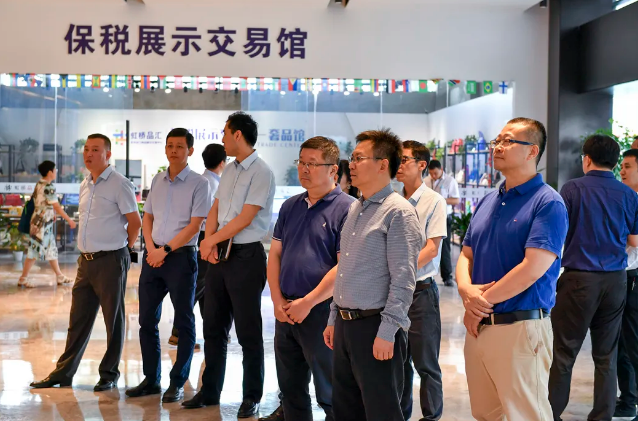 中秋假期期间，区委副书记、区政府党组书记陈华文前来南虹桥开展调研！