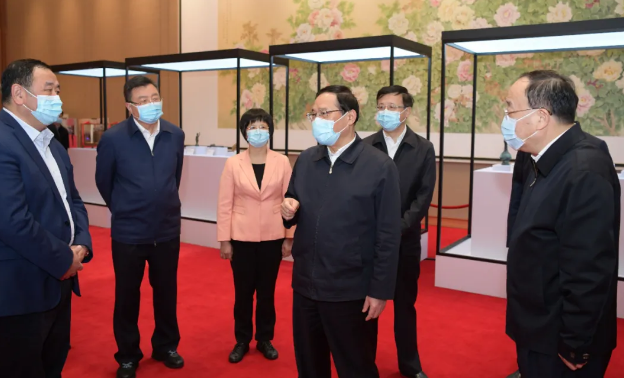 从严从紧的态度抓好疫情防控，确保第四届进博会取得圆满成功。
