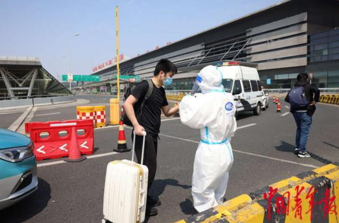 探访上海虹桥火车站：有人步行、骑车前往 日均离沪不足千人